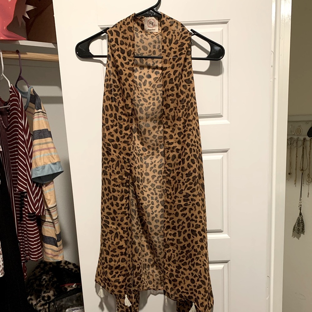 Sleeveless, leopard print kimono